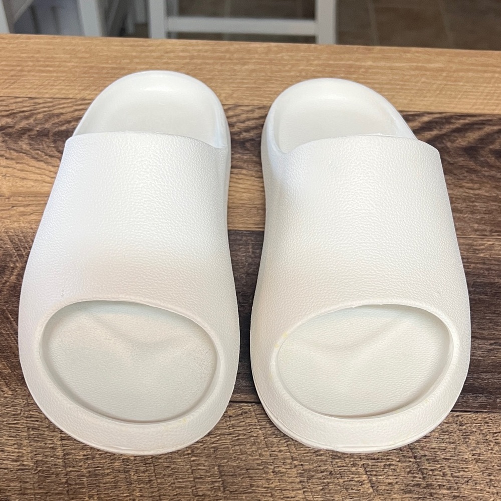 Just USA Kids White Slippers